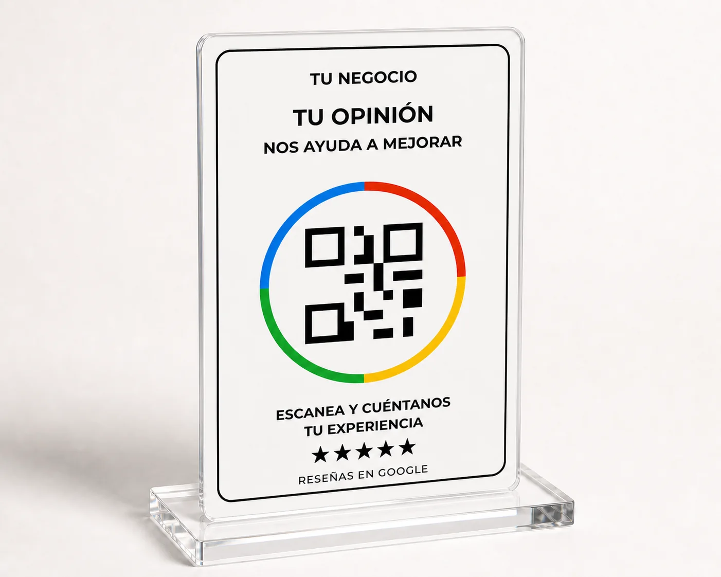Recreación digital de la placa A5 para reseñas con QR colocada en su peana transparente