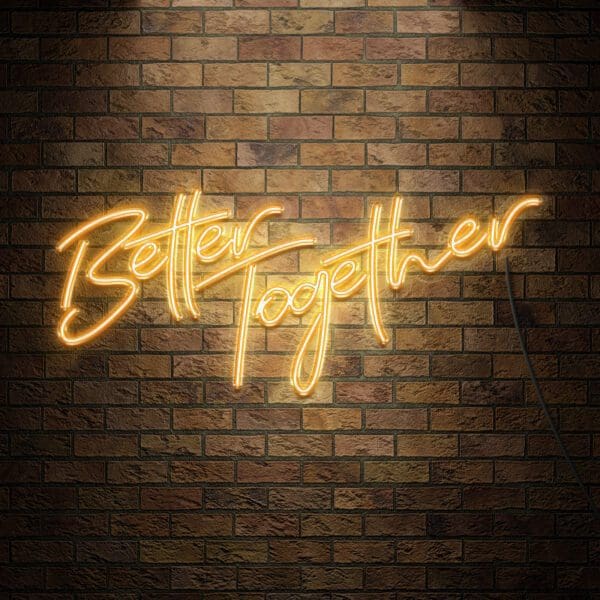 Un cartel de Neón Better Together en una pared de ladrillos.