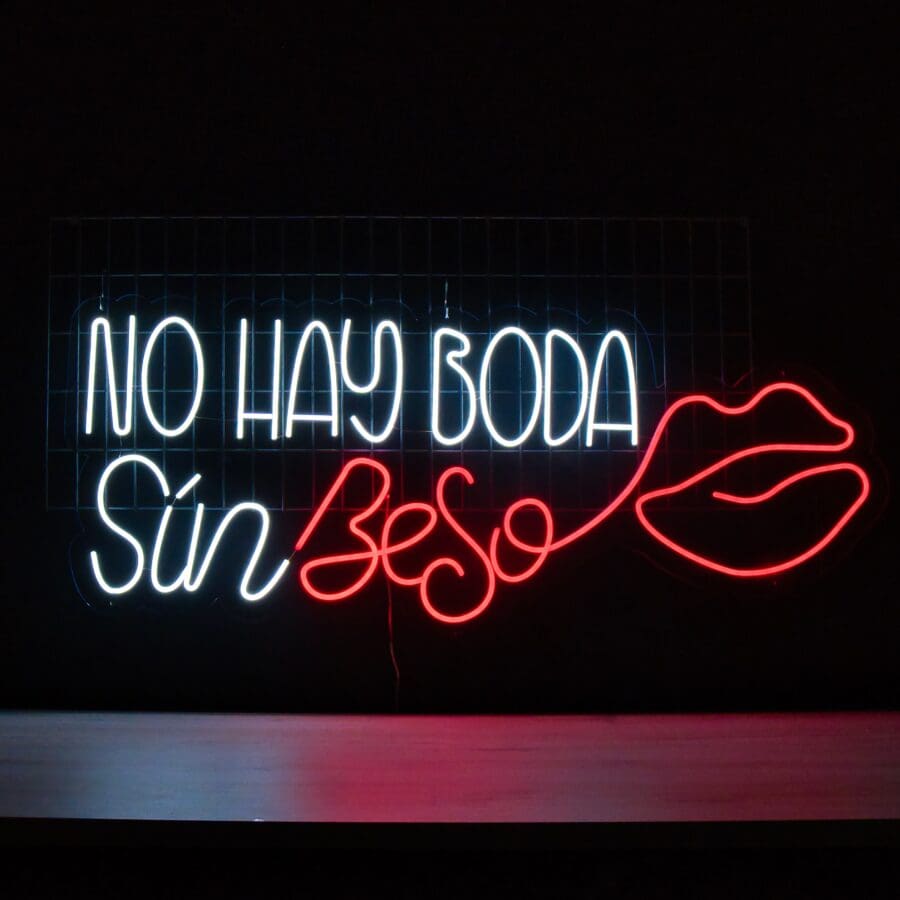 Cartel de Neón No Hay boda sin beso con la frase "no hay boda sin beso" resaltada junto a una ilustración de labios.