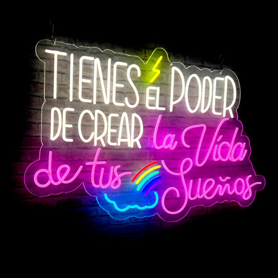 Neón Tienes el poder de crear la vida de tus sueños en la lectura en español, "TIENES EL PODER DE CREAR la Vida de tus Sueños" con detalles coloridos que incluyen un arco iris y formas de corazón.