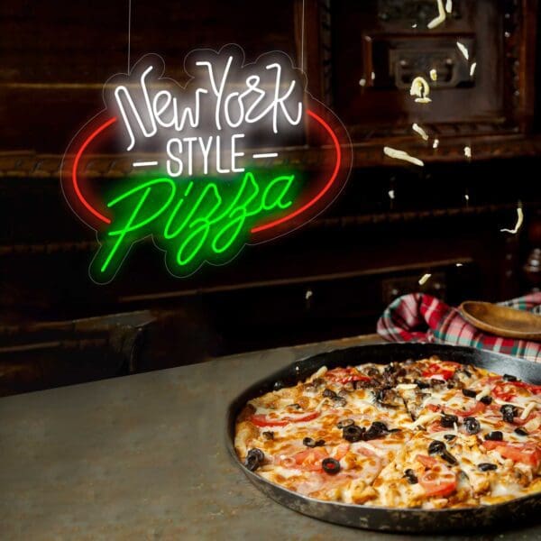 Neón "New York Pizza" al estilo neoyorquino en una sartén sobre una mesa.