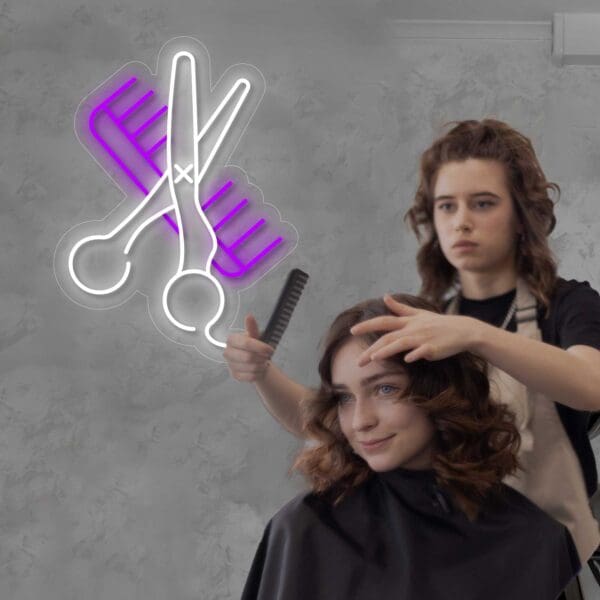 Una mujer le corta el pelo a una peluquera bajo un Neón Peine y Tijeras.