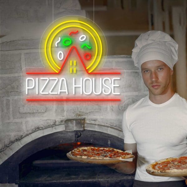 Un hombre sosteniendo una Neón Pizza House frente a un horno de pizza iluminado con luces de neón.