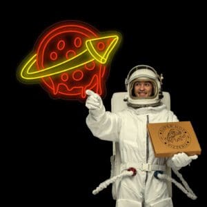 Un hombre con un traje espacial Neón Pizza Planet sosteniendo una caja de pizza abierta.