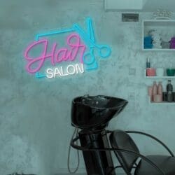 Este letrero de Neón Hair Salon está diseñado específicamente para una peluquería. Presenta el texto "Peluquería" en llamativo neón, haciéndolo visible e atractivo para los clientes potenciales.