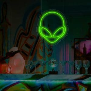 Un letrero de neón de un Neón Alien cuelga sobre un bar.