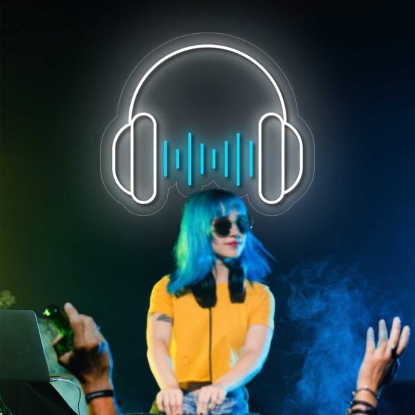 Una imagen de una mujer con auriculares Neon Seta (copia) y un DJ tocando música.