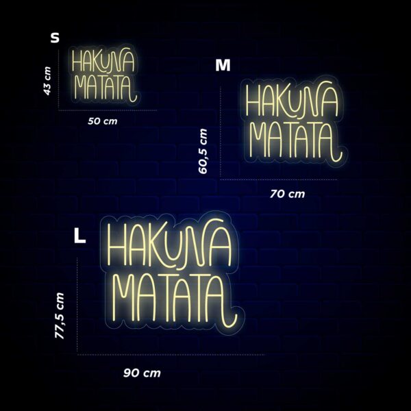 Un __Neón Hakuna Matata__ que dice "hakuna matata" ilumina la zona de perreo.