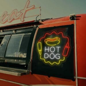 Un camión Neón Hot Dog con Salsas con un letrero de neón que dice "Bienvenidos a Nuestra Boda".