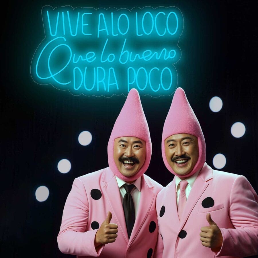 Dos hombres con trajes rosas parados junto a un letrero de neón que dice "Neón Vive a Lo Loco que lo Bueno Dura Poco".