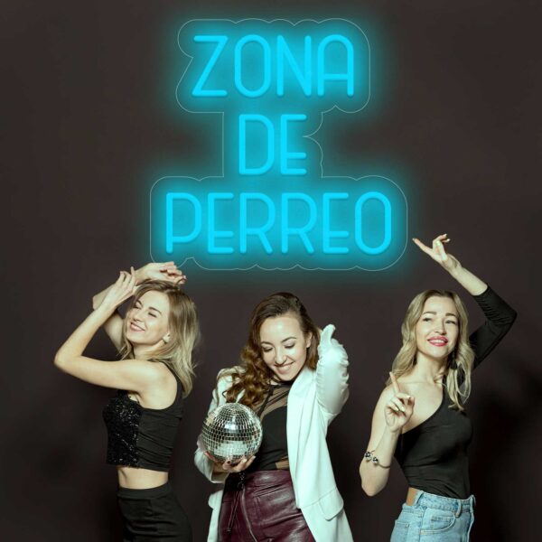 Un grupo de mujeres con atuendos de Neón Zona de Perreo posando para una fotografía.
