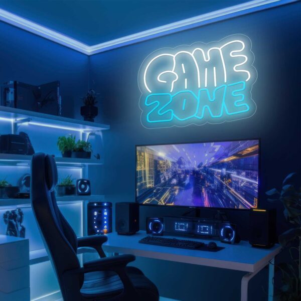 Una sala de juegos con escritorio para computadora y el letrero Neón Game Zone Dos Colores que emite un brillo vibrante y enérgico, plasmando el concepto de "Pura Vida" a través de su cautivador diseño.