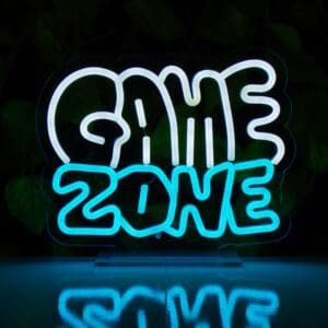 Una vibrante Lámpara de Néon Game Zone que muestra con orgullo las palabras "Game Zone" para que todos la vean.