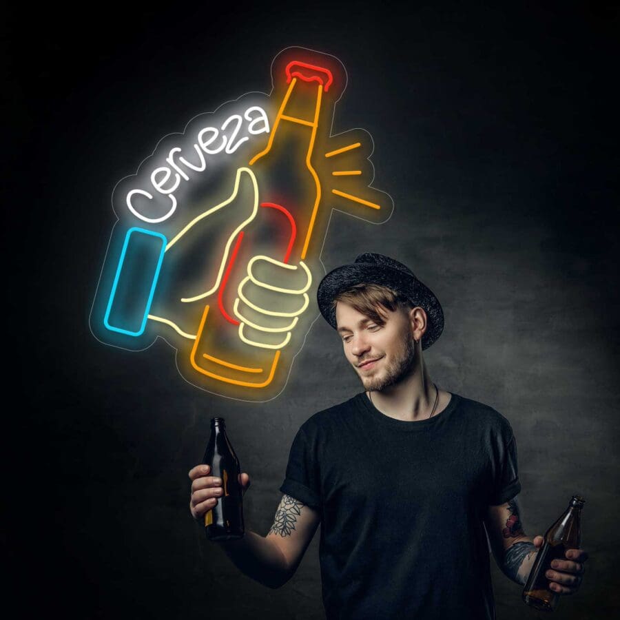 Un joven sonriente con dos Neón Botella de Cerveza parado junto a un letrero de neón que dice "cerveza" con un símbolo del pulgar hacia arriba.