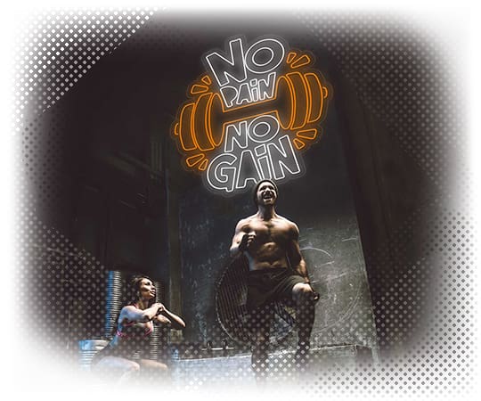 Dos personas haciendo ejercicio en un ambiente de gimnasio con la frase motivadora "sin dolor no hay ganancia" en lo alto.