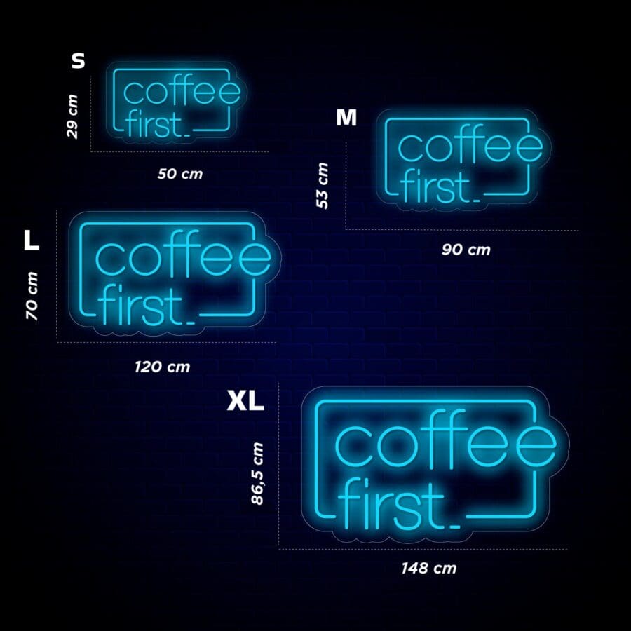 Letreros Neón Coffe First en diferentes tamaños (s, m, l, xl) expuestos con sus respectivas dimensiones sobre un fondo de pared de ladrillo oscuro.