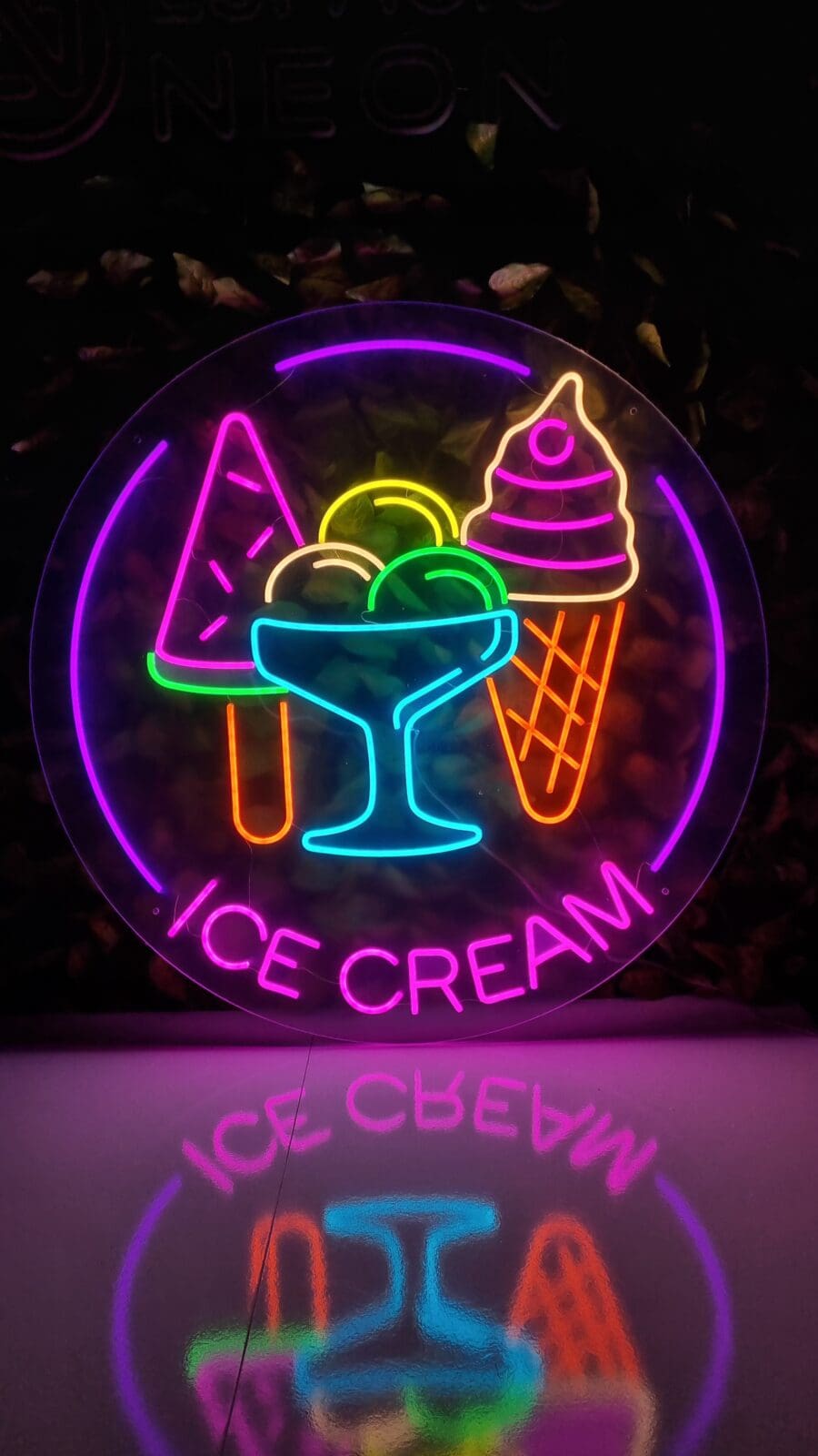 Letrero de Neón ICE Cream con imágenes vibrantes de varias delicias de Neón ICE Cream: un cono, un helado y una paleta. En la parte inferior se muestra claramente el texto "Helado".