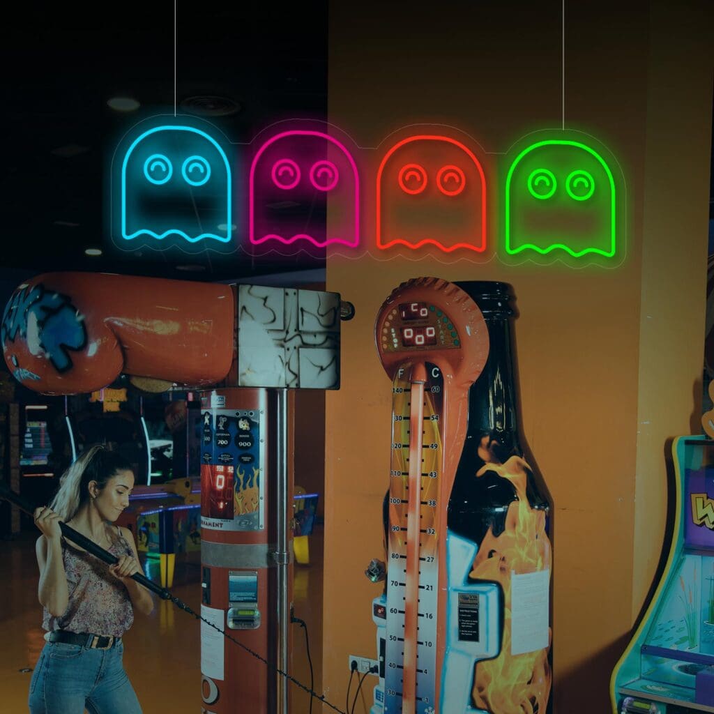 Una mujer que juega un juego arcade de prueba de fuerza en una sala de juegos oscura con Neón Fantasmas Comecocos brillando de fondo, se detiene para tomarse una selfie.