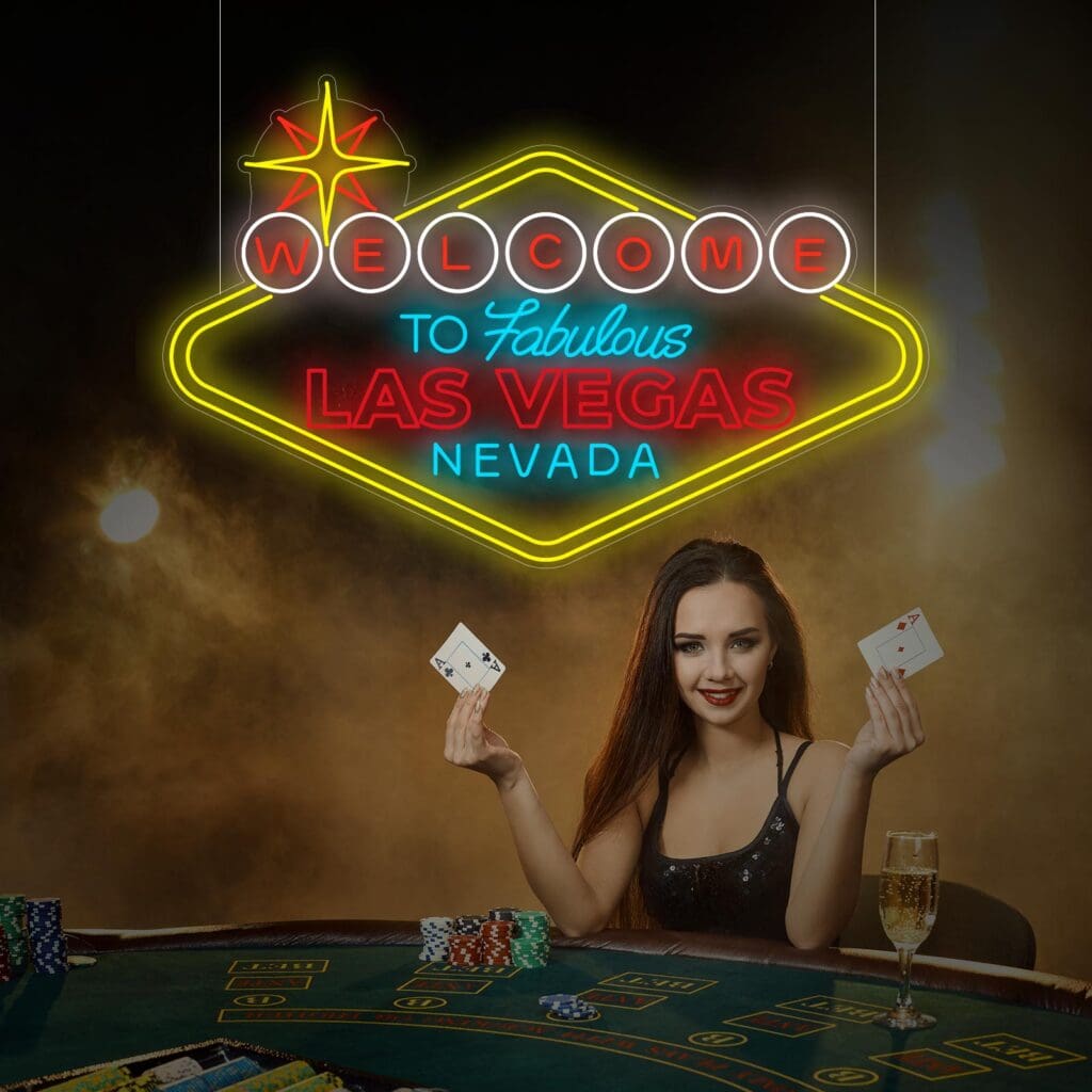 Una mujer sentada en una mesa de casino sostiene dos cartas en sus manos, una de ellas un as, con el cartel de Neón Las Vegas de fondo. ¡No pierdas la oportunidad: tómate una selfie para capturar este momento icónico!