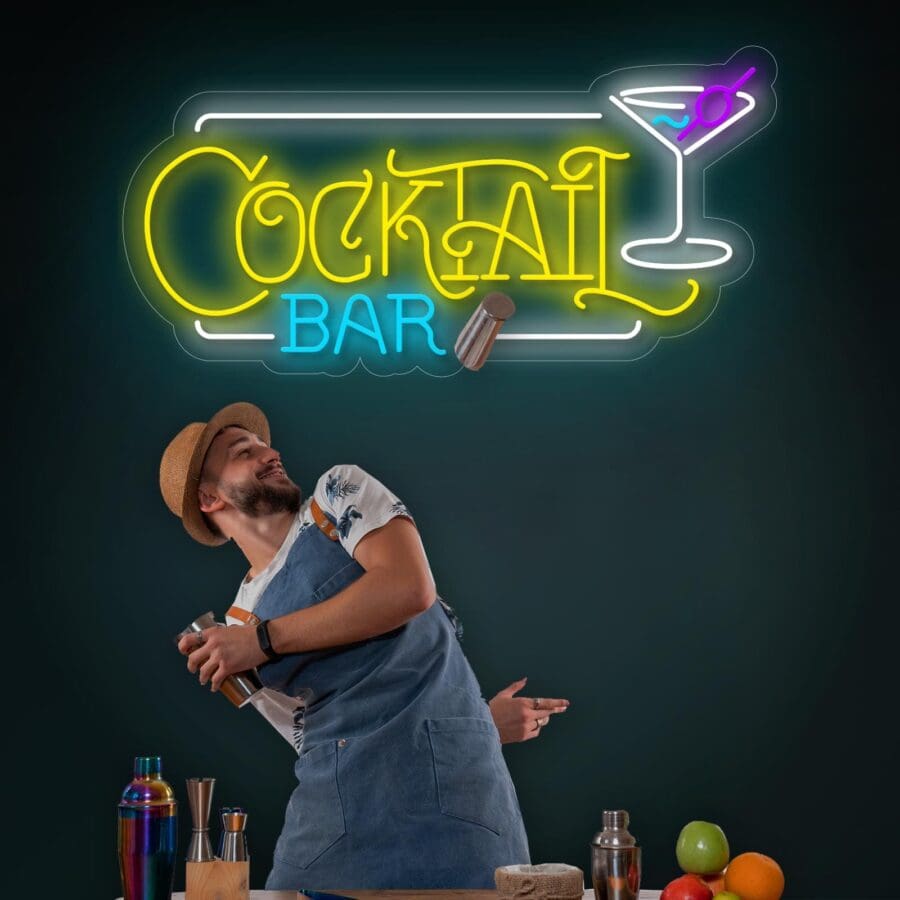 Un camarero con sombrero y delantal agita una coctelera bajo un letrero de neón que dice "Cocktail Bar". Cerca hay varias frutas, botellas y un mortero.