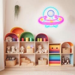 Una sala de juegos para niños con estanterías multicolores repletas de juguetes y animales de peluche. Una luz de neón con forma de nave espacial decora la pared sobre las estanterías.