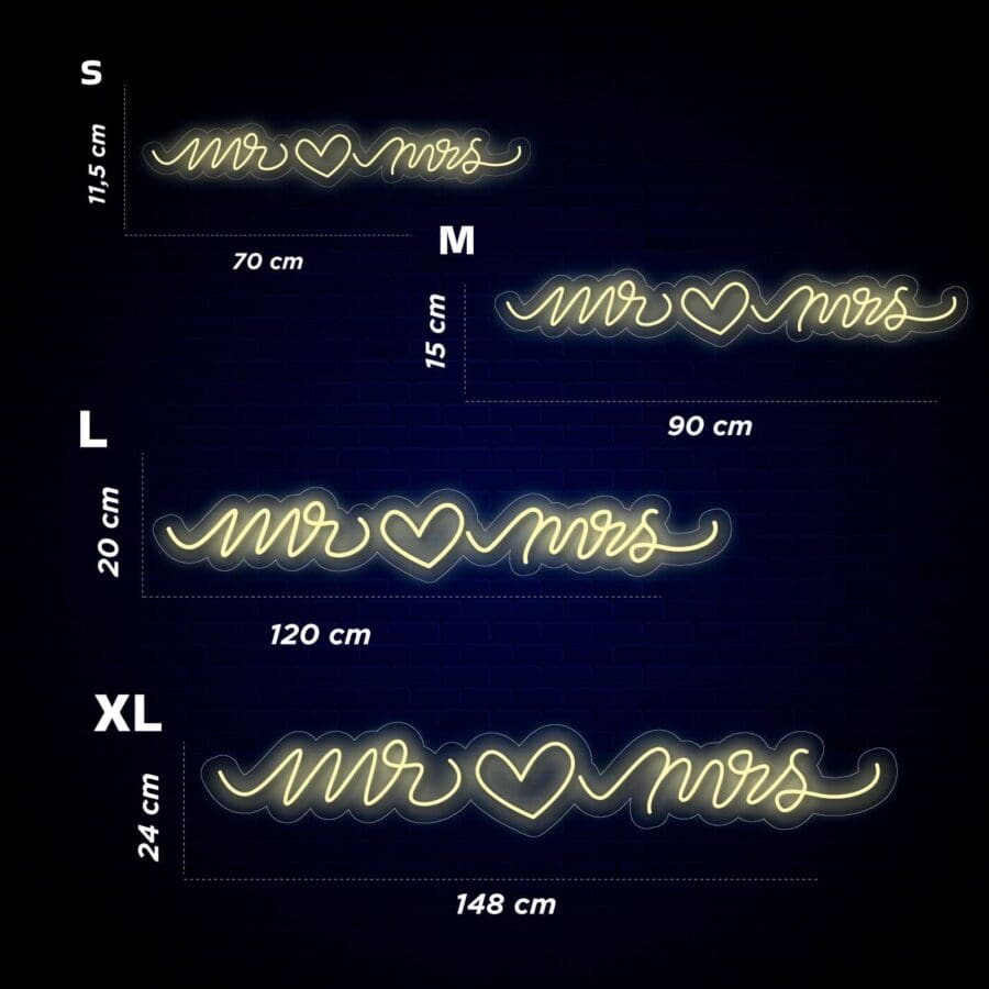 Letreros luminosos "Mr & Mrs" disponibles en tamaños S (11,5 cm x 70 cm), M (15 cm x 90 cm), L (20 cm x 120 cm) y XL (24 cm x 148 cm) sobre un fondo oscuro.