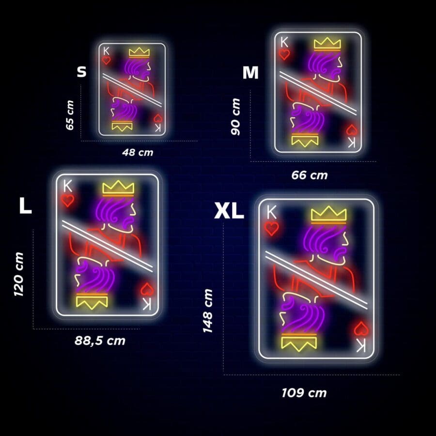 Cuatro cartas de neón del Rey de Corazones de diferentes tamaños etiquetadas como S (65 cm x 48 cm), M (90 cm x 66 cm), L (120 cm x 88,5 cm) y XL (148 cm x 109 cm).