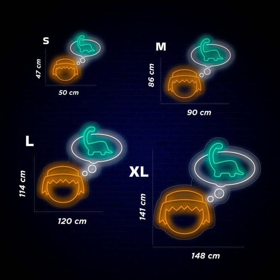 Una ilustración que muestra cuatro tamaños, S, M, L y XL, de un disfraz con dimensiones en centímetros y un diseño que presenta un dinosaurio verde neón sobre una cabeza naranja con burbujas de texto.