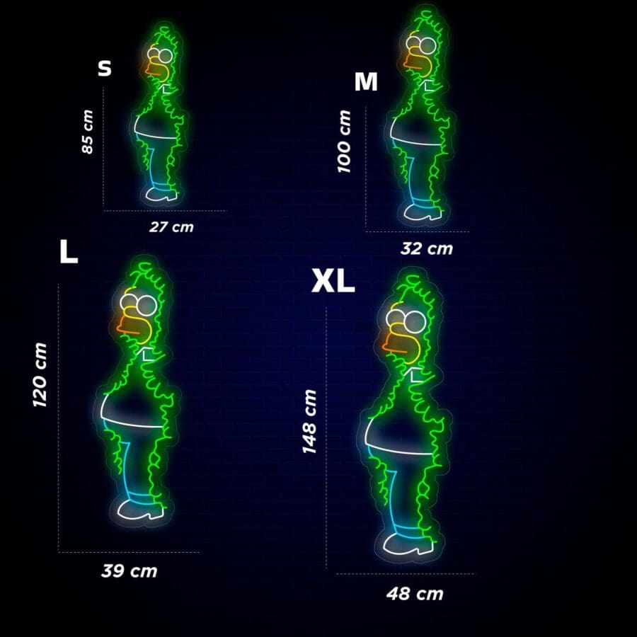 Una tabla de tallas para cuatro figuras cubiertas de algas etiquetadas como S, M, L y XL, con sus alturas y anchos: S (85 cm, 27 cm), M (100 cm, 32 cm), L (120 cm, 39 cm), XL (148 cm, 48 cm).