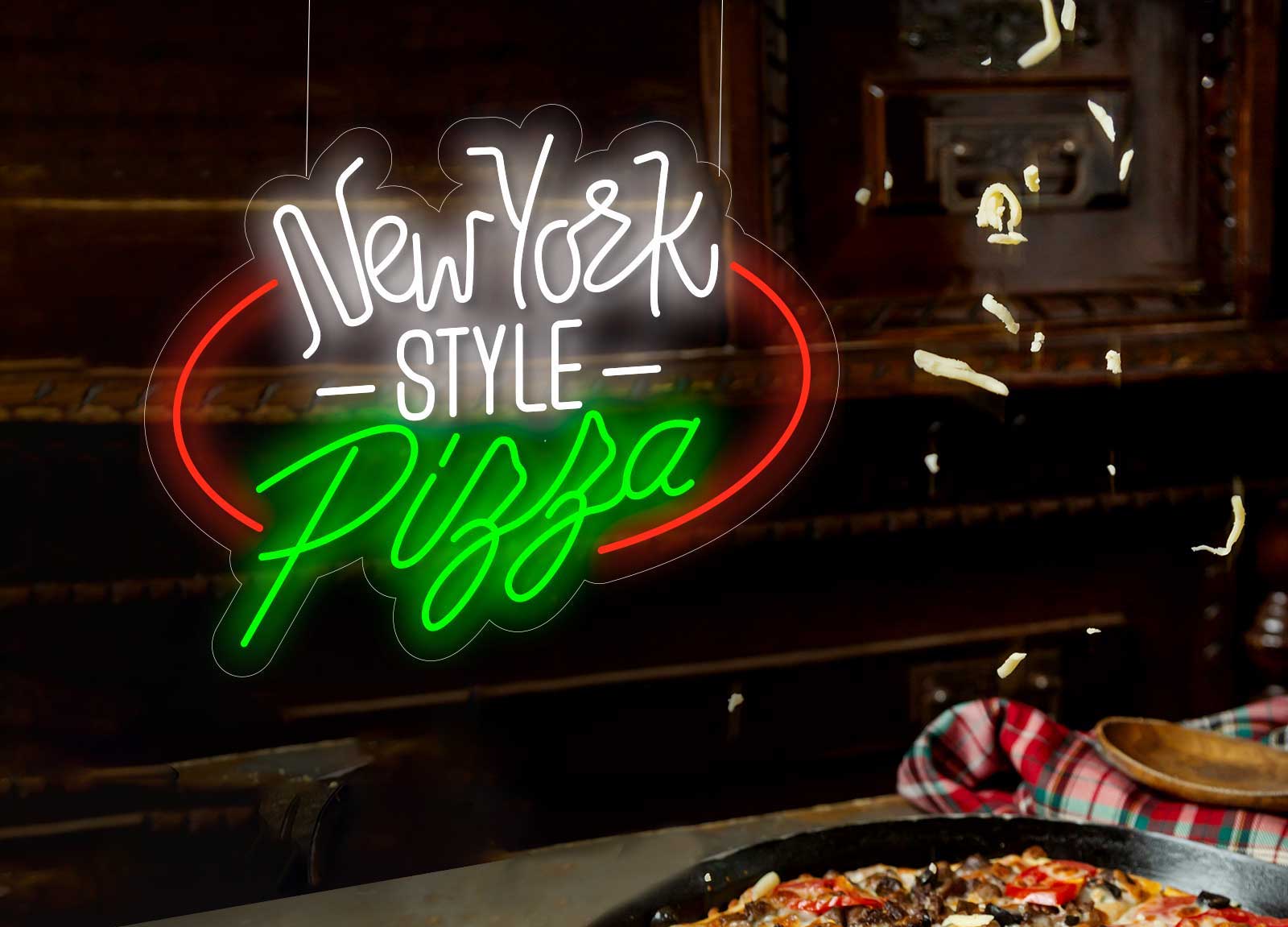 Letrero de neón que dice "New York Style Pizza" con una pizza en primer plano sobre una mesa, sobre un fondo rústico.