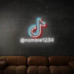 Logotipo de neón de TikTok con el nombre de usuario "@nombre1234" en una pared oscura sobre un sofá de cuero marrón.