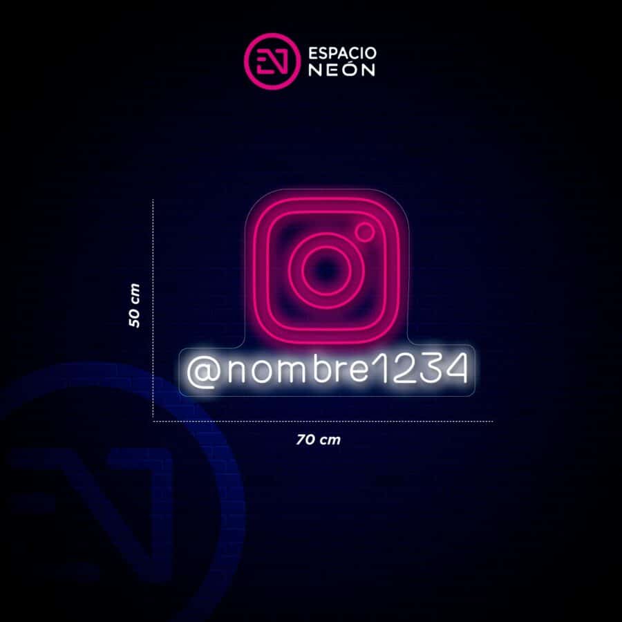 Logotipo de Instagram de neón con el texto "@nombre1234" debajo, que mide 70 cm por 50 cm.