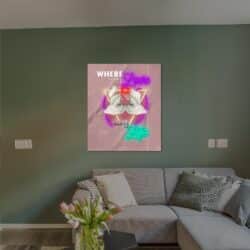 Una sala de estar con un sofá gris, paredes verdes y una obra de arte mural que dice "DONDE HAY Amor HAY Vida" en letras de colores. Un jarrón con tulipanes está sobre una mesa en primer plano.