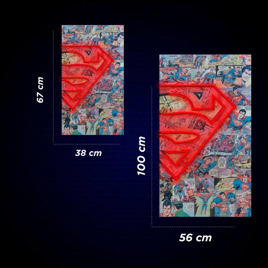 Dos obras de arte de pared muestran un collage de imágenes de cómics de Superman con un emblema "S" rojo brillante superpuesto. Una mide 67 x 38 cm y la otra 100 x 56 cm. Ambas tienen un fondo oscuro.