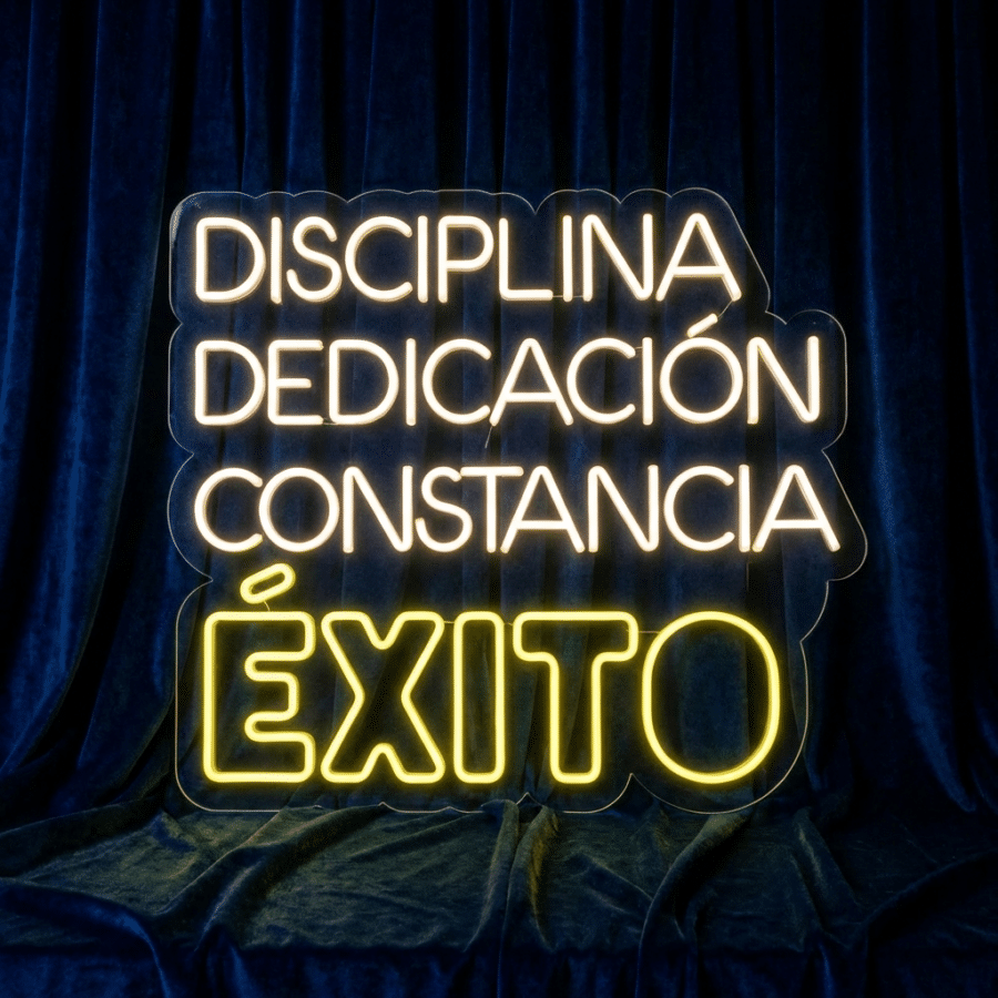 Un letrero de neón sobre una cortina azul oscuro reza: "Disciplina, Dedicación, Constancia, Éxito".