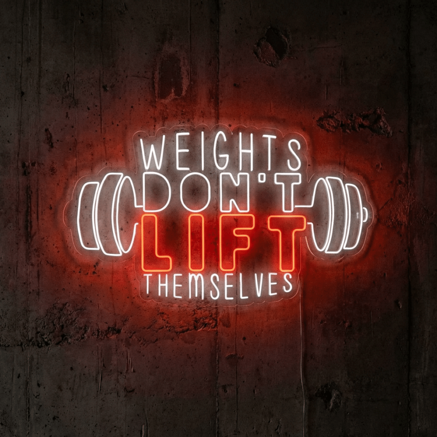 Cartel de neón en una pared oscura que dice "Las pesas no se levantan solas" con un gráfico de una pesa; "levantar" está resaltado en rojo.