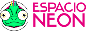 Logotipo con una estilizada cabeza de camaleón verde de grandes ojos junto al texto en negrita magenta "ESPACIO NEON" sobre fondo claro.
