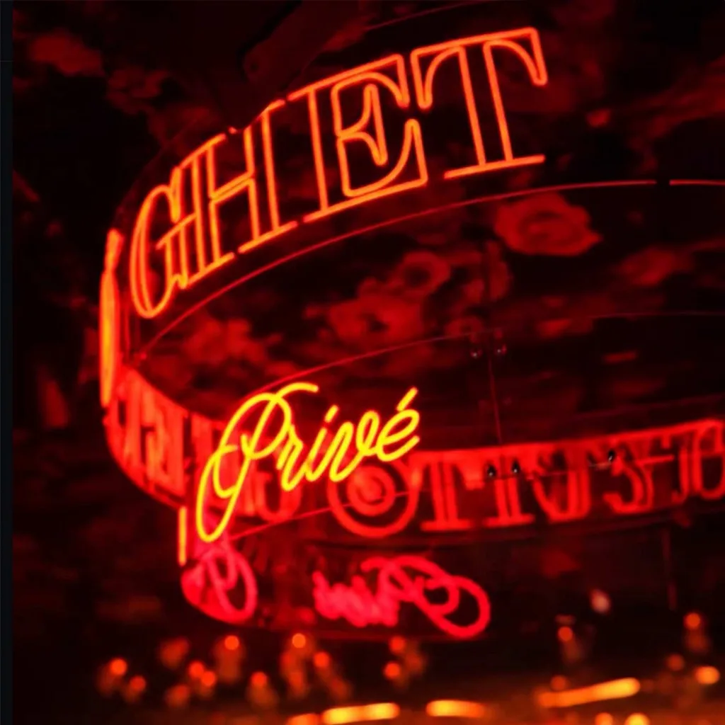 Rótulo luminoso colgante de la discoteca Ghetto Privé colgado en la sala