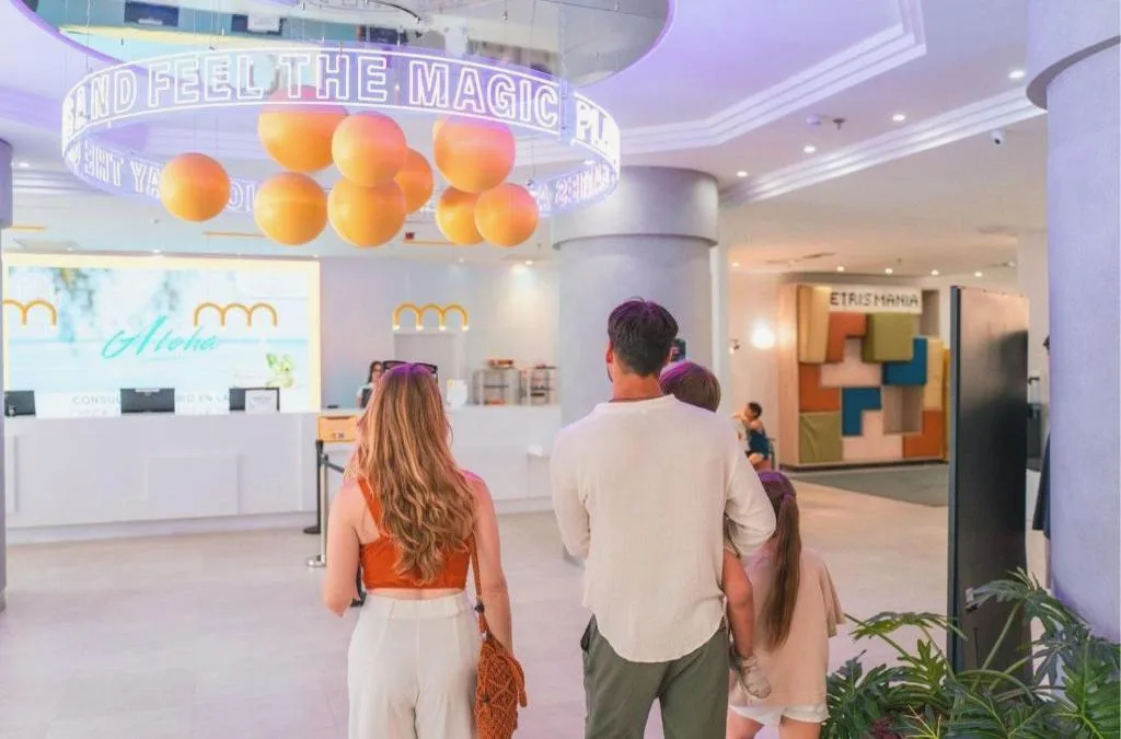 Rótulo de neón colgante 360° 'Feel the Magic' instalado en la zona común de un hotel