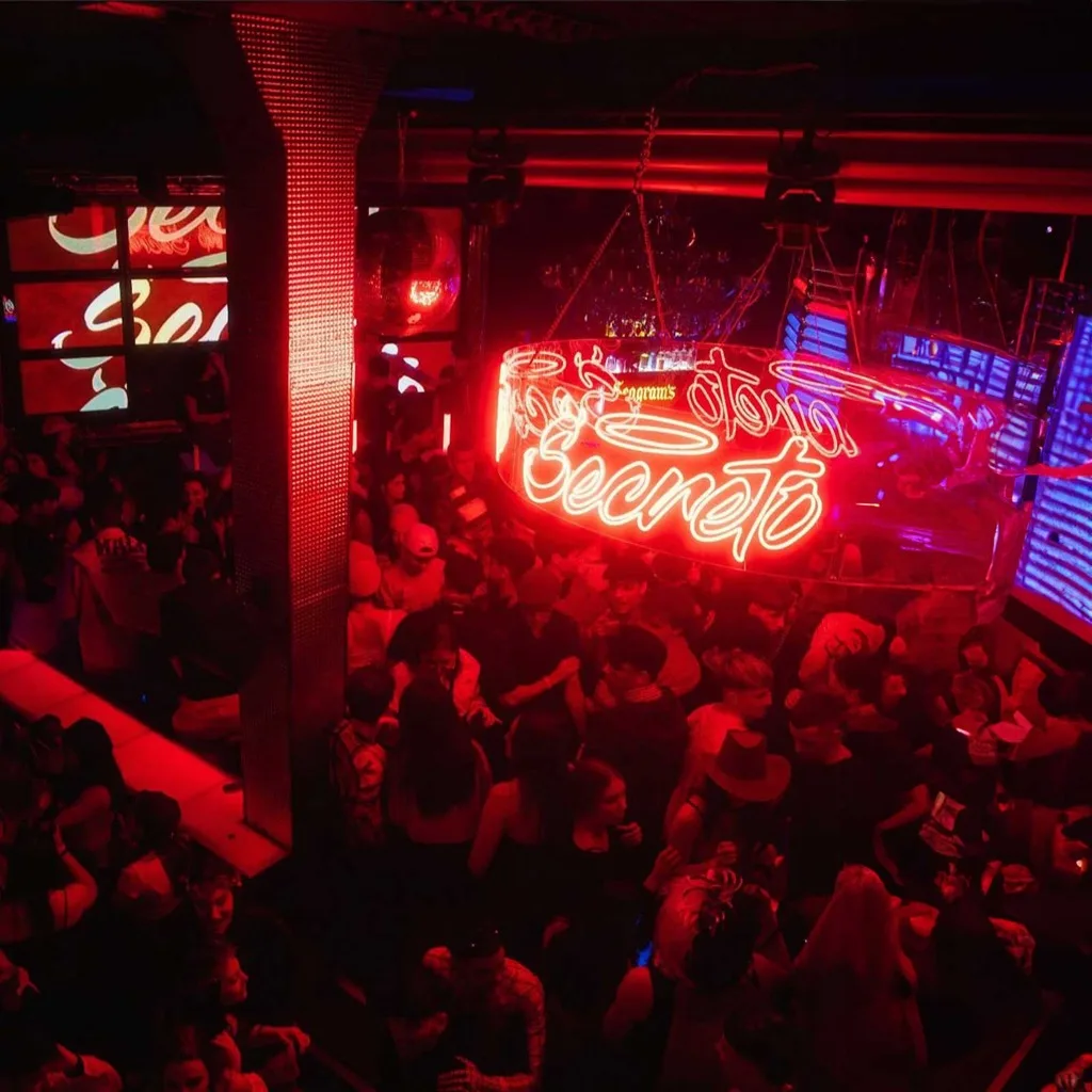 Rótulo de neón colgante 360° de la discoteca Secreto colgado sobre la pista de baile