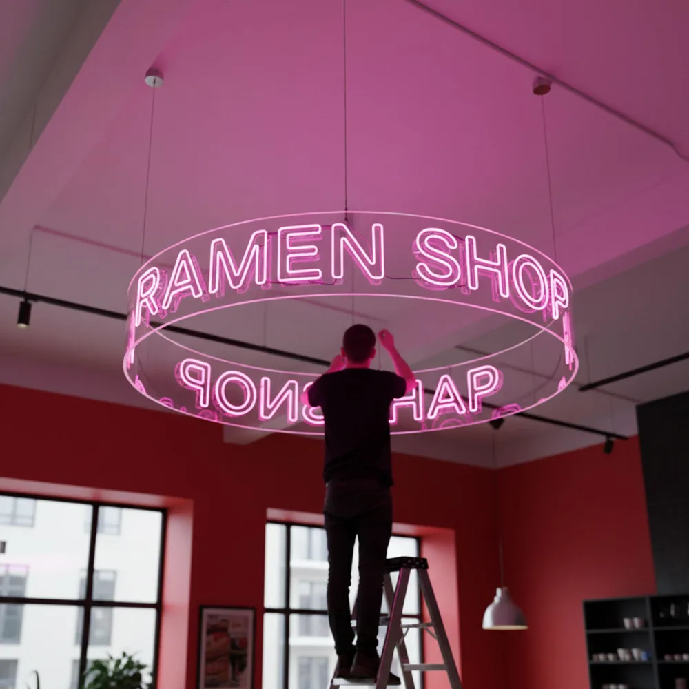 Rótulo de neón colgante 360° del restaurante Ramen ya instalado y colgado del techo