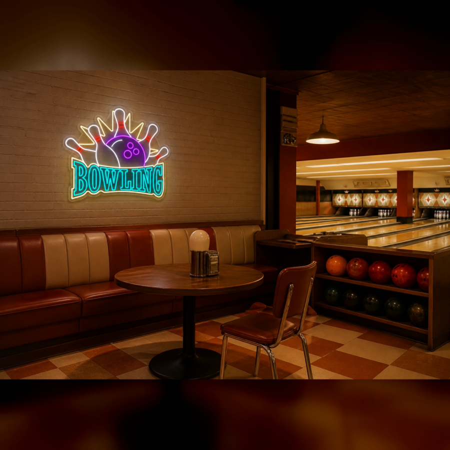 Interior de una bolera con un letrero de neón que dice «Bowling», una mesa redonda, una mesa de dos plazas, una silla, bolas de bolos en soportes y pistas al fondo.