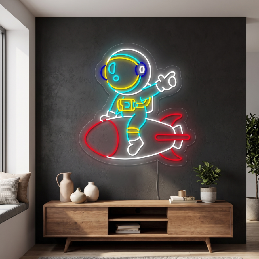Cuadro de neón que representa a un astronauta montado en un cohete, colgado en una pared oscura sobre una mesa consola de madera con jarrones decorativos en un salón moderno.