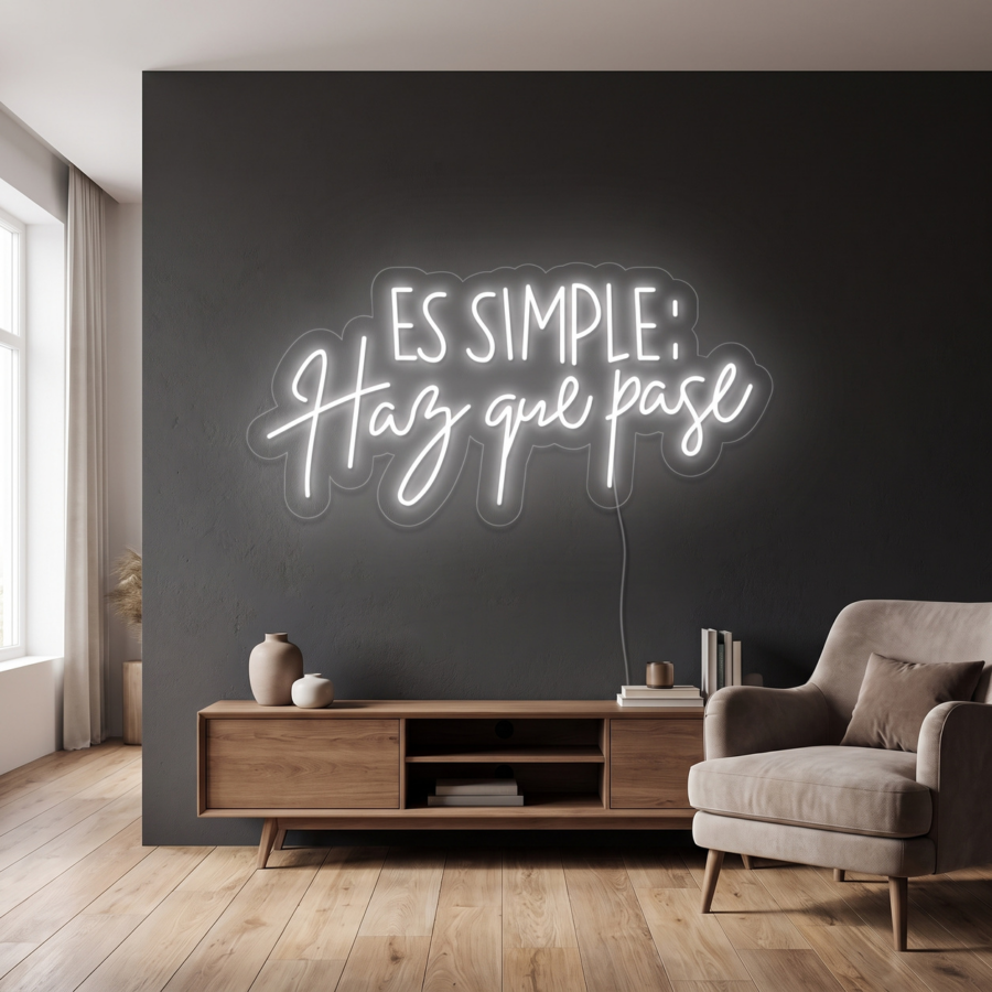 Un salón moderno con una pared de contraste oscura en la que destaca un letrero de neón que reza «ES SIMPLE: Haz que pase», situado sobre una consola de madera.