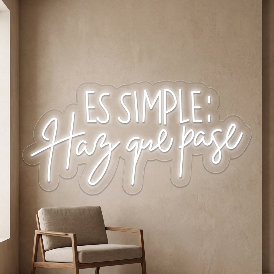 Una pared de color beige con un letrero de neón blanco que dice «ES SIMPLE: Haz que pase» en español, situado sobre una silla de madera con un cojín.