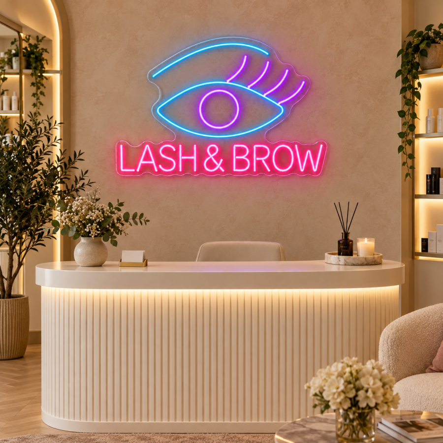 Neón LED Lash & Brow en una recepción de salón con pared beige