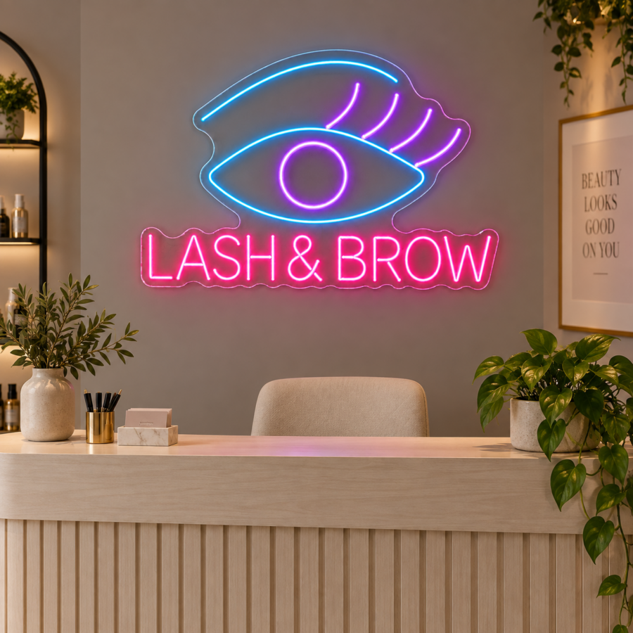 Neón LED Lash & Brow sobre una consola de recepción con pared gris