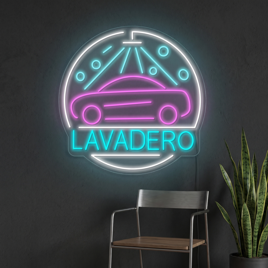 Un letrero de neón en una pared oscura muestra un coche bajo un chorro de agua, con la palabra «LAVADERO» debajo. Cerca hay una silla y una planta.