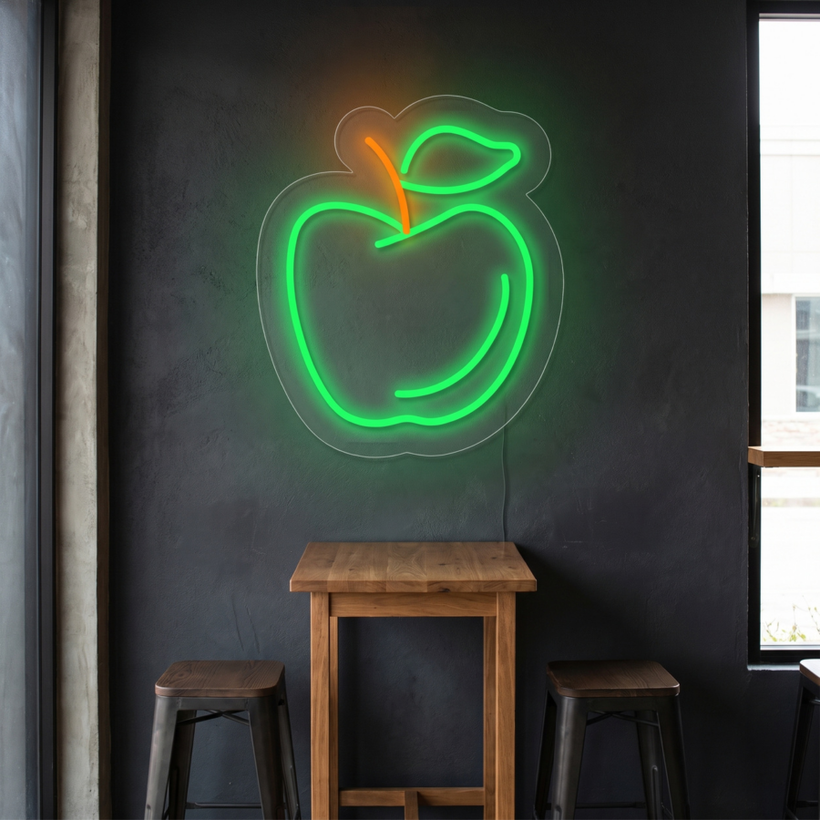 En una cafetería moderna, un letrero de neón con forma de manzana cuelga de una pared oscura, sobre una pequeña mesa de madera con dos taburetes.