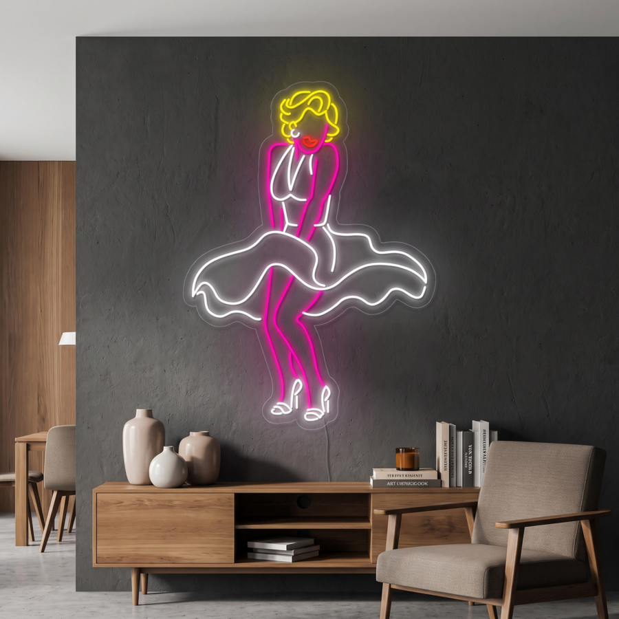 Cuadro de neón que representa a una mujer con un vestido blanco, inspirada en una famosa pose, colgado en una pared oscura en un salón moderno con muebles de madera y libros.